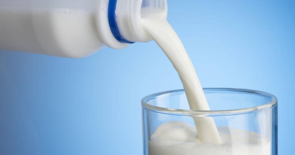 ¿Deberíamos tomar leche para fortalecer los huesos?